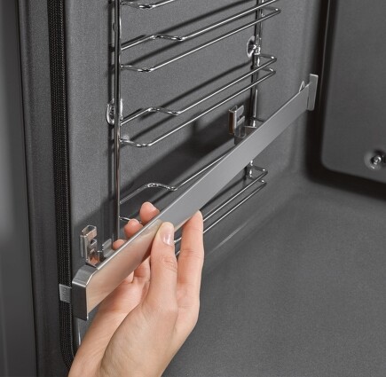 An beliebiger Stelle anbringbare Teleskop-Schienen erleichtern es, das Backblech herauszuziehen. An beliebiger Stelle anbringbare Teleskop-Schienen erleichtern es, das Backblech herauszuziehen.